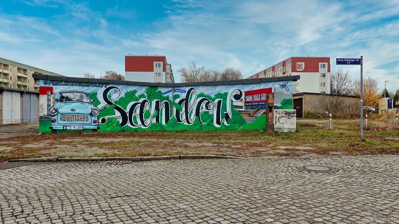 Aufnahme-Datum: 20.11.2021
Aufnahme-Ort: Georg-Schlesinger-Straße / Kahrener Straße ; Graffiti-Projekt vom Mobilen Jugendtreff des Humanistischen Jugendwerks Cottbus e.V. (www.humaju.de/jugendclubs/mobiler-jugendtreff)
Ortsteil: Sandow
#cottbus #chósebuz #cottbus_november_2021 #cottbus_2021 #cottbus_sandow #cottbus_georg_schlesinger_strasse #cottbus_kahrener_strasse #cottbus_garage #cottbus_wandbild #cottbus_graffiti #cottbus_plattenbau #cottbus_schule #cottbus_graffiti #cottbus_text #cottbus_schild #cottbus_bilder #cottbus_pictures #cottbusundumgebung #cottbus_meinestadt #cottbusmeinestadt #meinestadtcottbus #meincottbus #mein_cottbus #visitcottbus #ilovecottbus
Unseren Mobilen Jugendtreff vom Humanistischen Jugendwerk Cottbus e.V. findet ihr vor allem in den Stadtteilen Sandow und Sachsendorf. Bei bestimmten Aktionen sind wir aber auch in anderen Stadtteilen von Cottbus präsent. Unsere aktuellen Öffnungszeiten und Haltepunkte könnt ihr dem Fahrplan entnehmen. An Bord sind immer Andreas oder Nick, die den Mobilen Jugendtreff betreuen.
Quelle: www.humaju.de/jugendclubs/mobiler-jugendtreff Stand: 02.12.2021 2021-11-20 10-33-42_Text.jpg