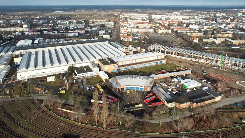 Aufnahme-Datum: 03.01.2023
Aufnahme-Ort: Wilhelm-Külz-Straße / Waisenstraße / Karl-Liebknecht-Straße / Friedrich-Engels-Straße | DB - Bahnwerk (DB Fahrzeuginstandhaltung GmbH) | Neubau ICE-Wartungshalle 1 (r.m.)
Ortsteil: Ströbitz
#cottbus #chósebuz #cottbus_januar_2023 #cottbus_2023 #cottbus_ströbitz #cottbus_wilhelm_külz_strasse #cottbus_karl_liebknecht_strasse #cottbus_waisenstraße #cottbus_friedrich_engels_strasse #cottbus_kreuzung #cottbus_drohnenfoto #cottbus_blick_von_oben #cottbus_firma #cottbus_bahngelände #cottbus_baustelle #cottbus_viehmarkt #cottbus_plattenbau #cottbus_bilder #cottbus_pictures #cottbusundumgebung #cottbus_meinestadt #cottbusmeinestadt #meinestadtcottbus #meincottbus #mein_cottbus #stadtcottbus #visitcottbus #ilovecottbus #cottbuscity #lausitz #boomtowncottbus 2023-01-03 11-53-48_Text.jpg