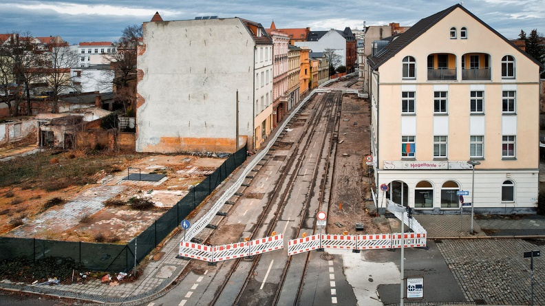 Aufnahme-Datum: 08.01.2023
Aufnahme-Ort: Straße der Jugend / Bürgerstraße (l.) / Feigestraße (r.) | Winterpause auf der Baustelle Str. der Jugend bis zur Kreuzung Brandenburger Platz/Karl-Liebknecht-Str.
Ortsteil: Mitte
#cottbus #chóśebuz #cottbus_januar_2023 #cottbus_2023 #cottbus_mitte #cottbus_strasse_der_jugend #cottbus_bürgerstrasse #cottbus_feigestrasse #cottbus_drohnenfoto #cottbus_blick_von_oben #cottbus_baustelle #cottbus_absperrung #cottbus_kreuzung #cottbus_bilder #cottbus_pictures #cottbusundumgebung #cottbus_meinestadt #cottbusmeinestadt #meinestadtcottbus #meincottbus #mein_cottbus #stadtcottbus #visitcottbus #ilovecottbus #cottbuscity #lausitz
550.000 Euro für 300 Meter Straße - Die Straße der Jugend wird bis zum Mai 2023 auf einer Länge von gut 300 Metern erneuert. In dem Zuge wird unterirdisch eine Menge neu geordnet. In der schmalen Straße werden neue Regen- und Trinkwasserrohre verlegt. Dazu kommen Gasleitungen und Glasfaserkabel für ein schnelles Internet sowie Telekom-Leitungen, Kabel für die Straßenbeleuchtung und die Ampeln. Darüber hinaus werden die Gleise der Straßenbahn erneuert. Es gibt eine neue Fahrbahn und neue Gehwege. Und Radfahrer werden künftig noch lieber durch die Straße der Jugend sausen, wenn sie eigene Wege haben. Die Kosten für den Ausbau der Straße belaufen nach bisherigen Planungen auf 550.000 Euro. Alle Bus- und Bahnlinien von Cottbusverkehr werden derzeit über die Bahnhofstraße geleitet.
Quelle: Lausitzer Rundschau vom 26.10.2022 2023-01-08 10-53-28_Text.jpg