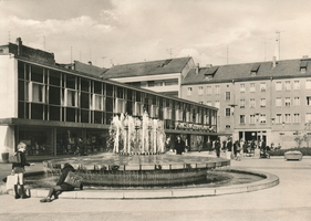 0000010 - AK Cottbus - Cottbus Springbrunnen und Volksbuchhandlung Jenny Marx - (V 11 50 A 1_B 223_73 01 06 31 102)